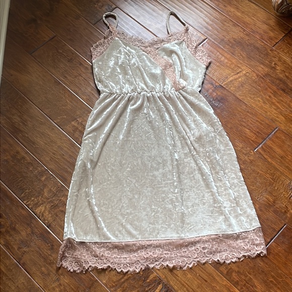 Madison & Berkeley Lace Champagne and Velvet Spaghetti Strap Dress - Picture 3 of 12